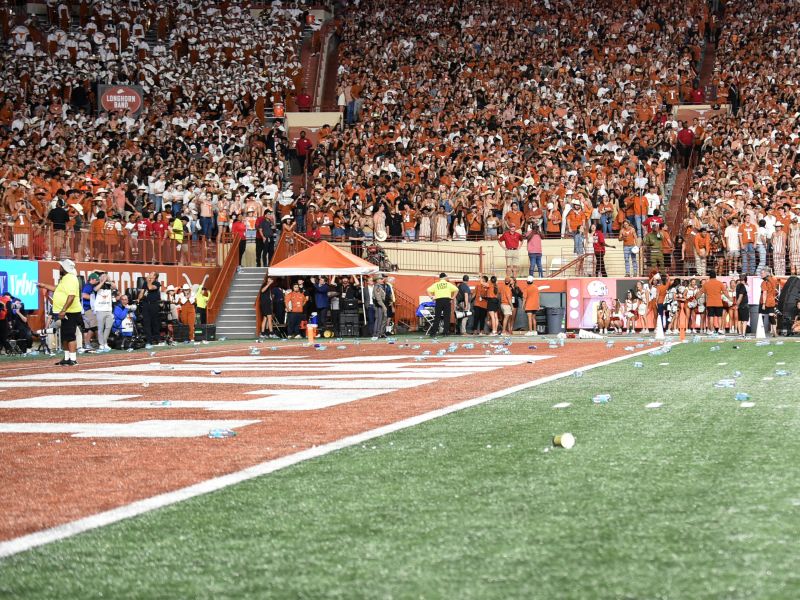 Georgia Upset No. 1 Texas In Game Marred By Longhorns Fans Throwing ...