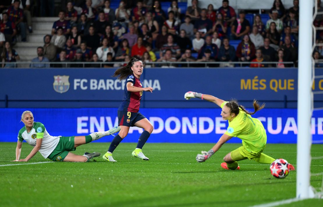 Clàudia Pina scores Barcelona's fifth goal past Anna Tamminen.