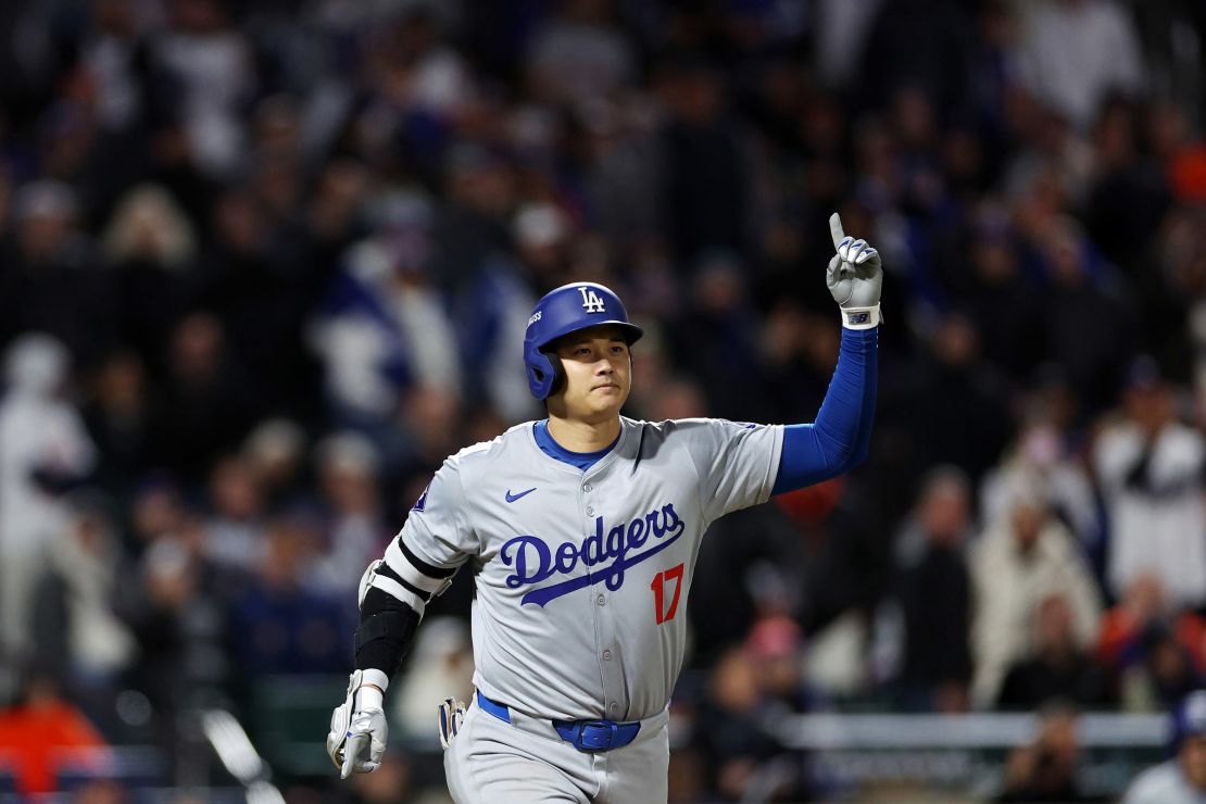 Shohei Ohtani hits a three-run home run in the eighth inning to give the Los Angeles Dodgers a 7-0 lead.