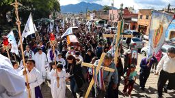 People carry the coffin of Catholic priest Marcelo Perez for his wake after he was shot dead in San Cristobal de Las Casas, Chiapas state, Mexico on October 20, 2024. Priest Marcelo Perez, a well-known human rights defender who denounced violence linked to drug trafficking in Mexico, was shot dead on October 20 in San Cristobal de las Casas. (Photo by Claudia Garcia Blanca / AFP) (Photo by CLAUDIA GARCIA BLANCA/AFP via Getty Images)