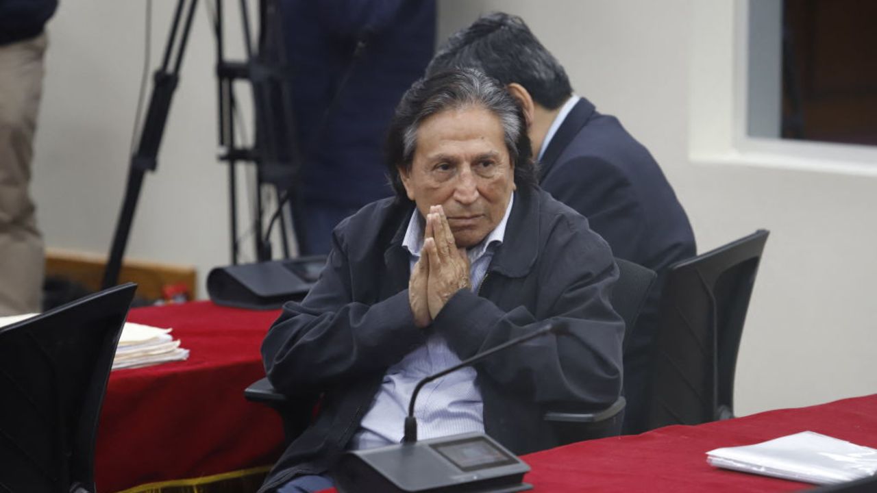 TOPSHOT - Former Peruvian President (2001-2006) Alejandro Toledo, 78, gestures during a court hearing in Lima on October 21, 2024. Peruvian justice sentenced Toledo to 20 years and six months in prison. Toledo was found guilty of receiving millions in bribes from the Brazilian construction company Odebrecht in exchange for public works during his administration. (Photo by Renato Pajuelo / AFP) (Photo by RENATO PAJUELO/AFP via Getty Images)