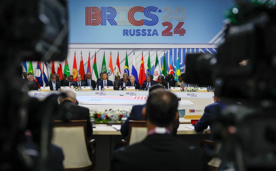 Funcionarios, incluidos el líder ruso Vladimir Putin y el líder chino Xi Jinping, asisten a la cumbre del BRICS en Kazán, Rusia, en octubre de 2024.