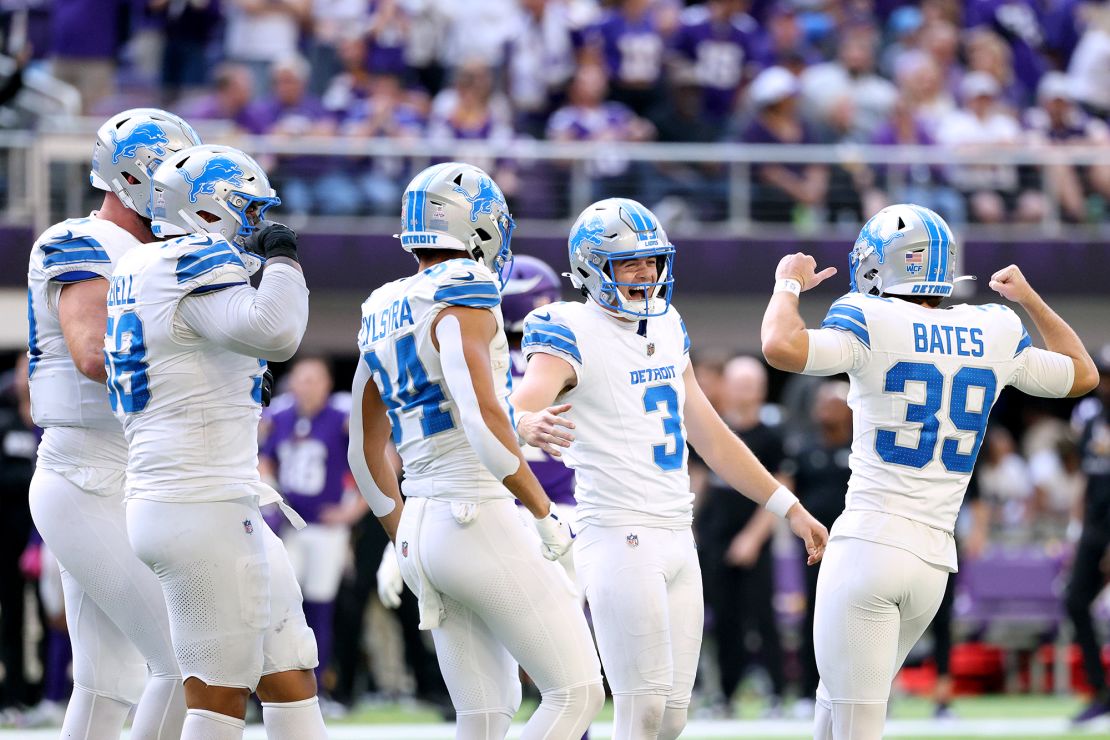 Bates made a field goal with 15 seconds left to give the Lions a win over the Vikings.