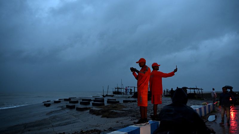 Cyclone Dana lashes eastern India as hundreds of thousands evacuate | CNN