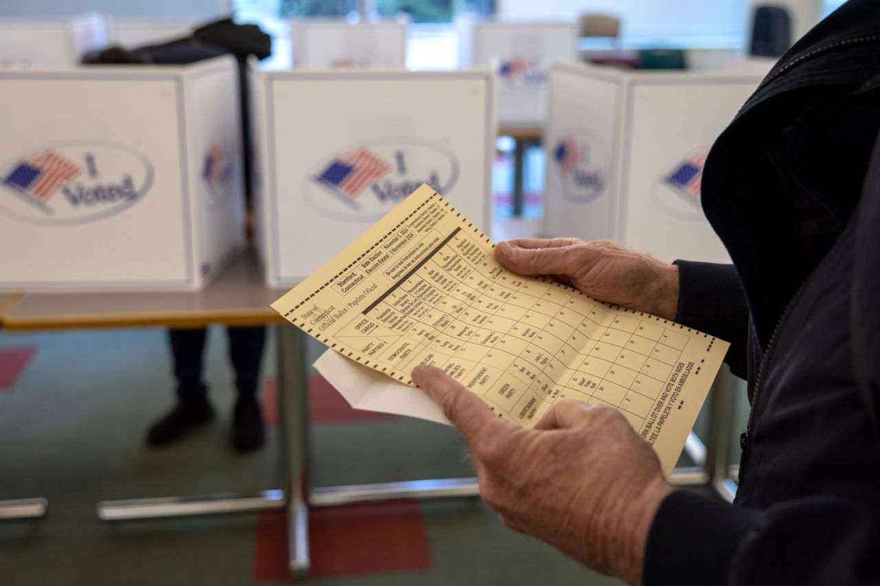 Un votante se prepara para llenar su boleta el primer día de votación anticipada en Stamford, Connecticut, el 21 de octubre.