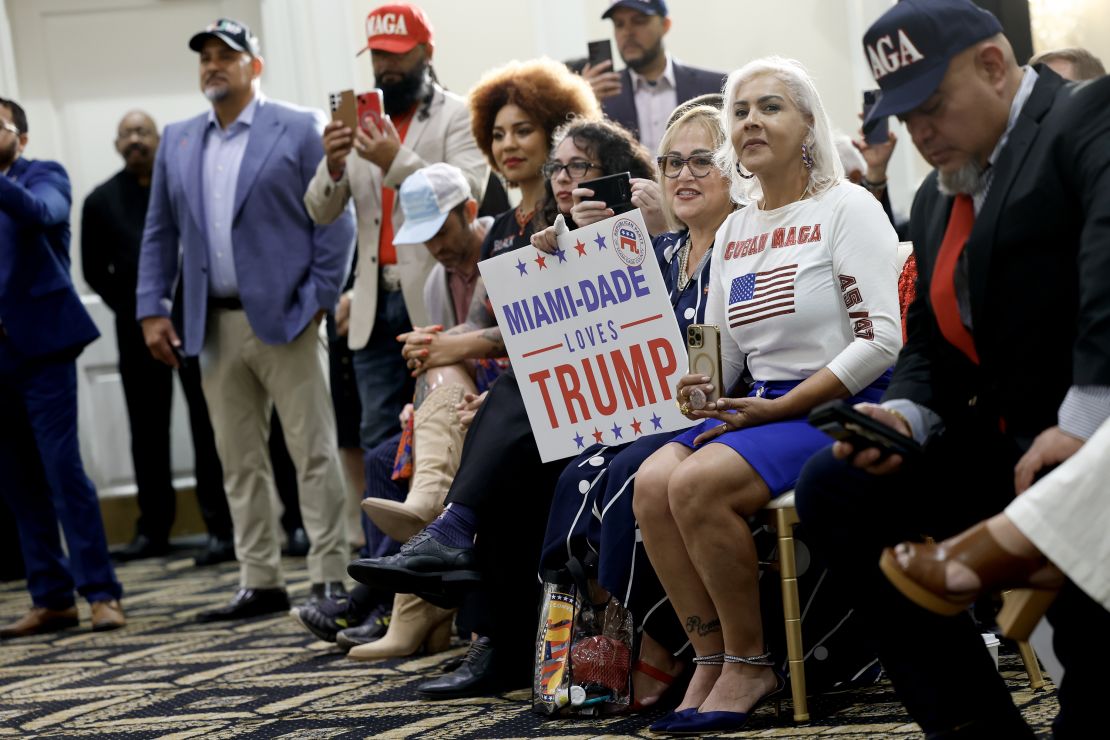 Mensen luisteren terwijl Trump deelneemt aan een rondetafelgesprek op de Latino Summit die op 22 oktober 2024 in Doral, Florida wordt gehouden op de Trump National Doral Golf Club.