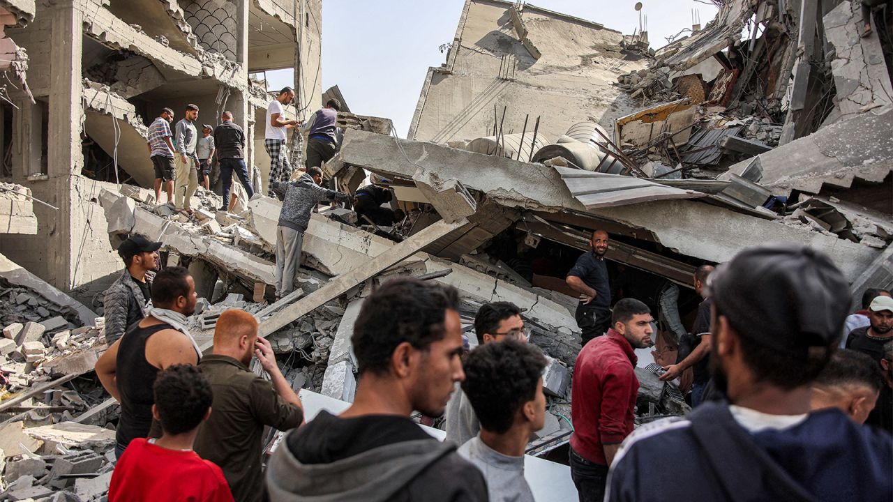 People search for survivors and victims in the rubble of a four-story house, following Israeli bombardment in the Zarqa neighborhood in the north of Gaza City on October 26, 2024.