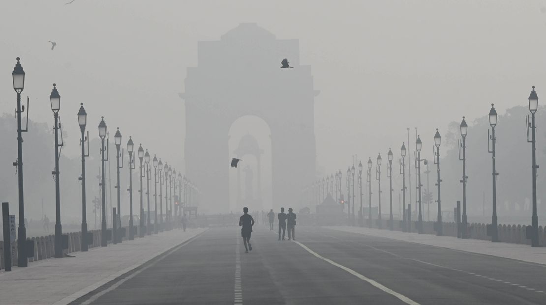 A view of Kartavya Path engulfed in a layer of smog, on October 27, 2024 in New Delhi.