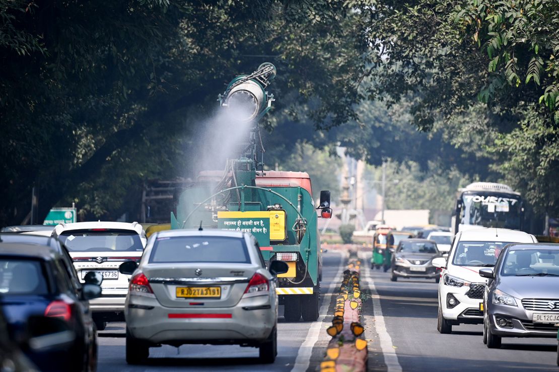 An anti-smog truck sprinkles water over the street to settle down dust particles amid pollution on October 27, 2024 in New Delhi.