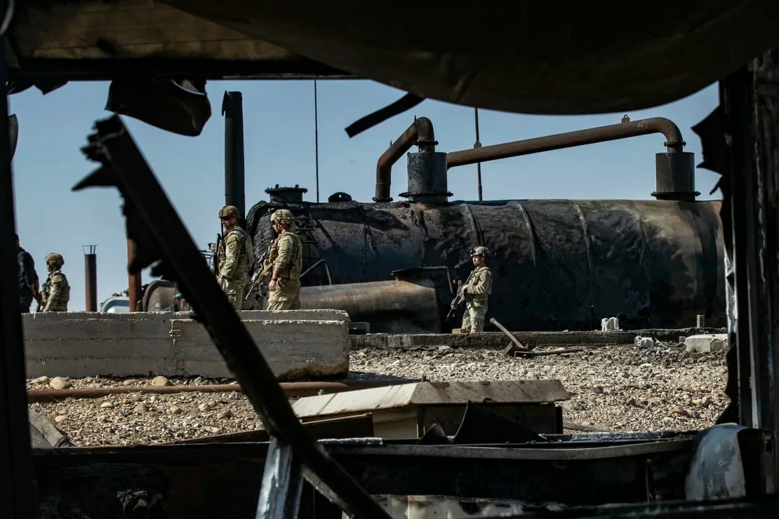 Soldados estadounidenses inspeccionan el lugar del presunto bombardeo turco días antes en una instalación de extracción de petróleo en las afueras de Rumaylan, en la provincia de Hasakeh, controlada por los kurdos en el noreste de Siria, el 28 de octubre.