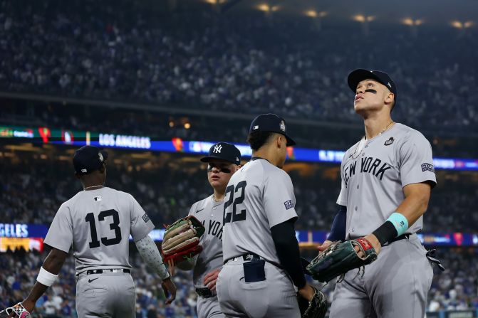 Aaron Judge, right, and fellow Yankees take the field during the eighth inning.