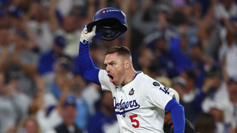 Los Angeles Dodgers korte stop Freddie Freeman lanceerde zichzelf de geschiedenis in met een spannende grand slam en won Game 1 van de World Series.