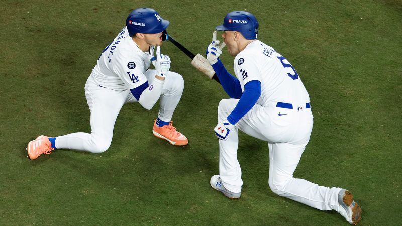 Los Dodgers de Los Ángeles sobrevivieron a un intento tardío de remontada de los Yankees de Nueva York para tomar ventaja de 2-0 en la Serie Mundial.