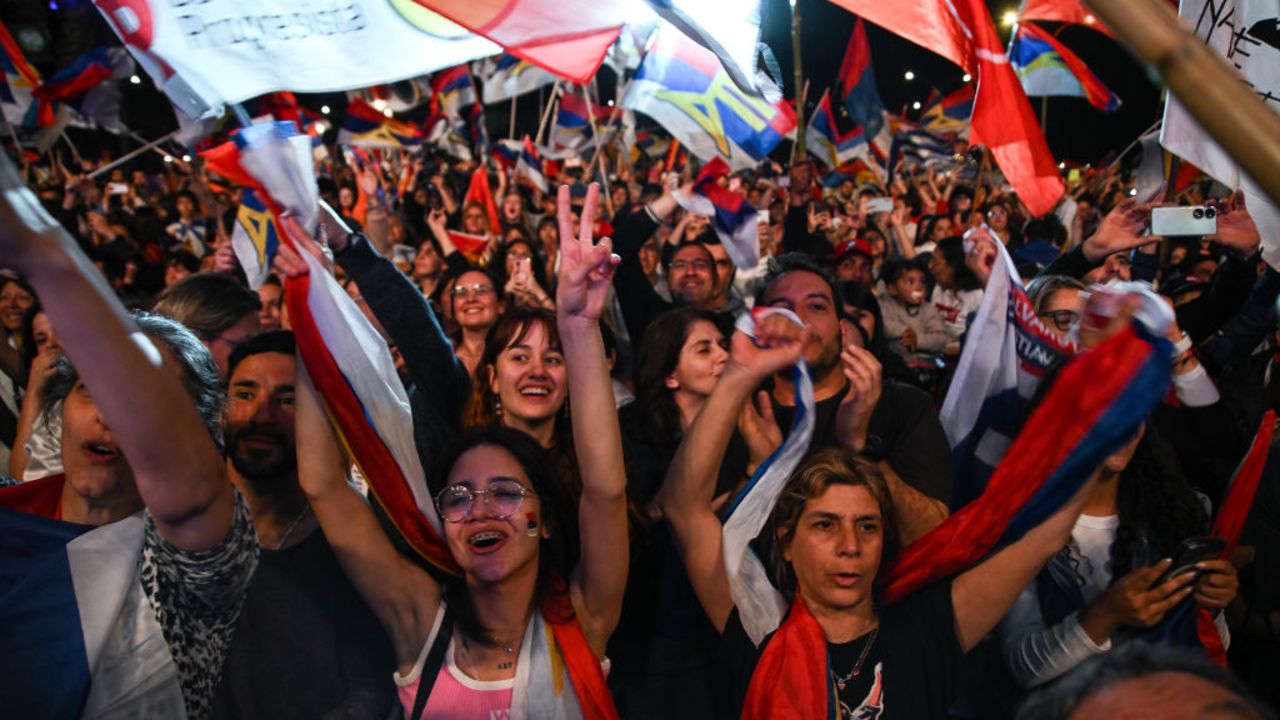 MONTEVIDEO, URUGUAY - OCTOBER 27: Supporters of Uruguay's presidential candidate for the Frente Amplio party Yamandu Orsi celebrate following the presidential election on October 27, 2024 in Montevideo, Uruguay. According to official results, presidential candidate for the Frente Amplio party Yamandu Orsi has 40,2% of the votes and presidential candidate for National Party Alvaro Delgado 32,9%, with 36,56% of the voting counted. Orsi and Delgado will compete in the presidential runoff on November 24, 2024. (Photo by Guillermo Legaria/Getty Images)