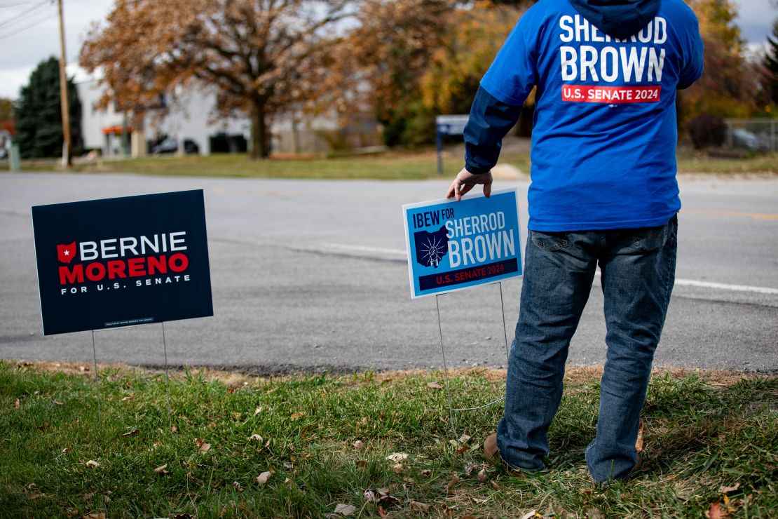 Apoiadores do senador dos EUA Sherrod Brown do outro lado da rua de um evento de campanha para o então candidato republicano ao Senado dos EUA, Bernie Moreno, em 1º de novembro de 2024, em Ohio.