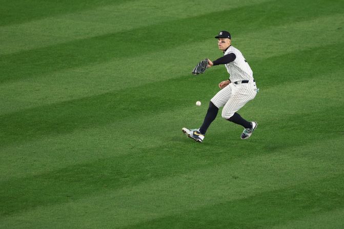 Judge drops the fly ball in the fifth inning.