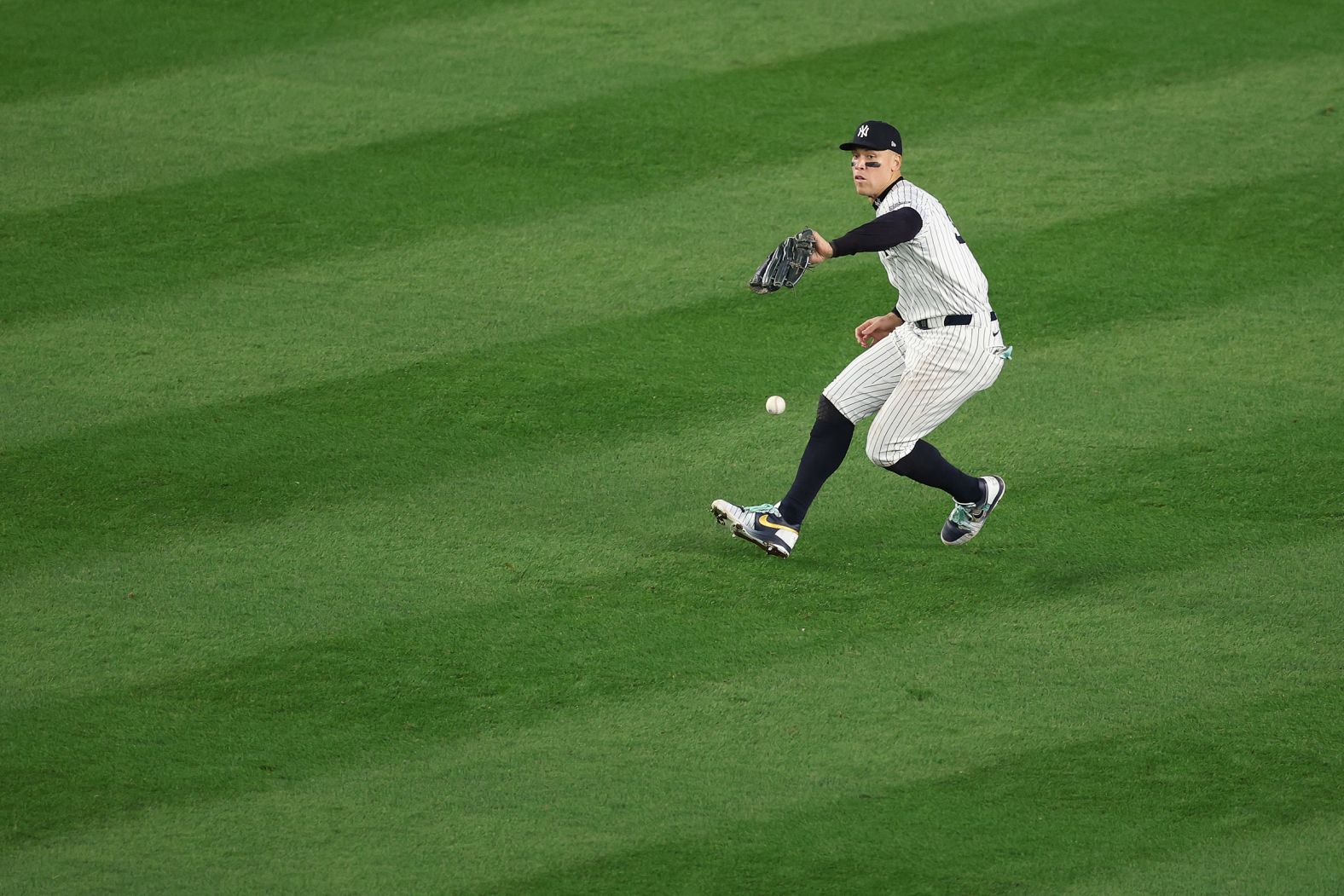 Judge drops the fly ball in the fifth inning.