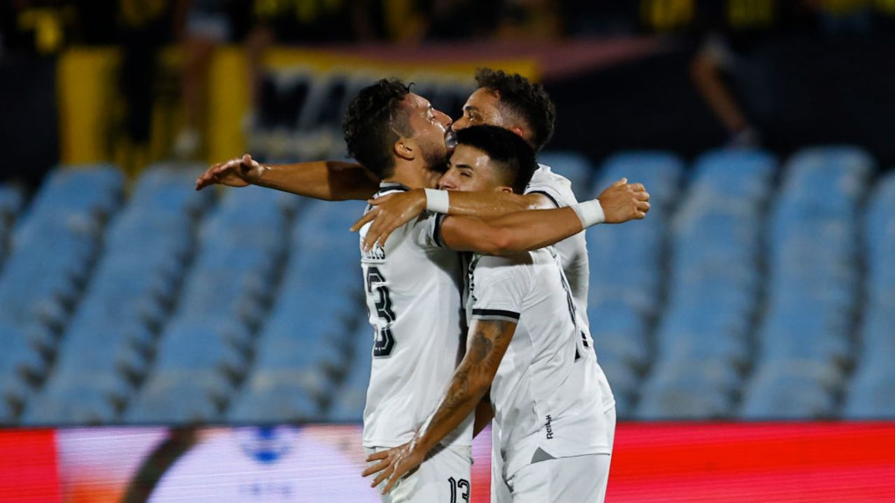 MONTEVIDEO, URUGUAY - OCTOBER 30: Thiago Almada of Botafogo celebrates with teammates after scoring the team's first goal during the Copa CONMEBOL Libertadores 2024 Semifinal second leg match between Peñarol and Botafogo at Centenario Stadium on October 30, 2024 in Montevideo, Uruguay. (Photo by Ernesto Ryan/Getty Images)