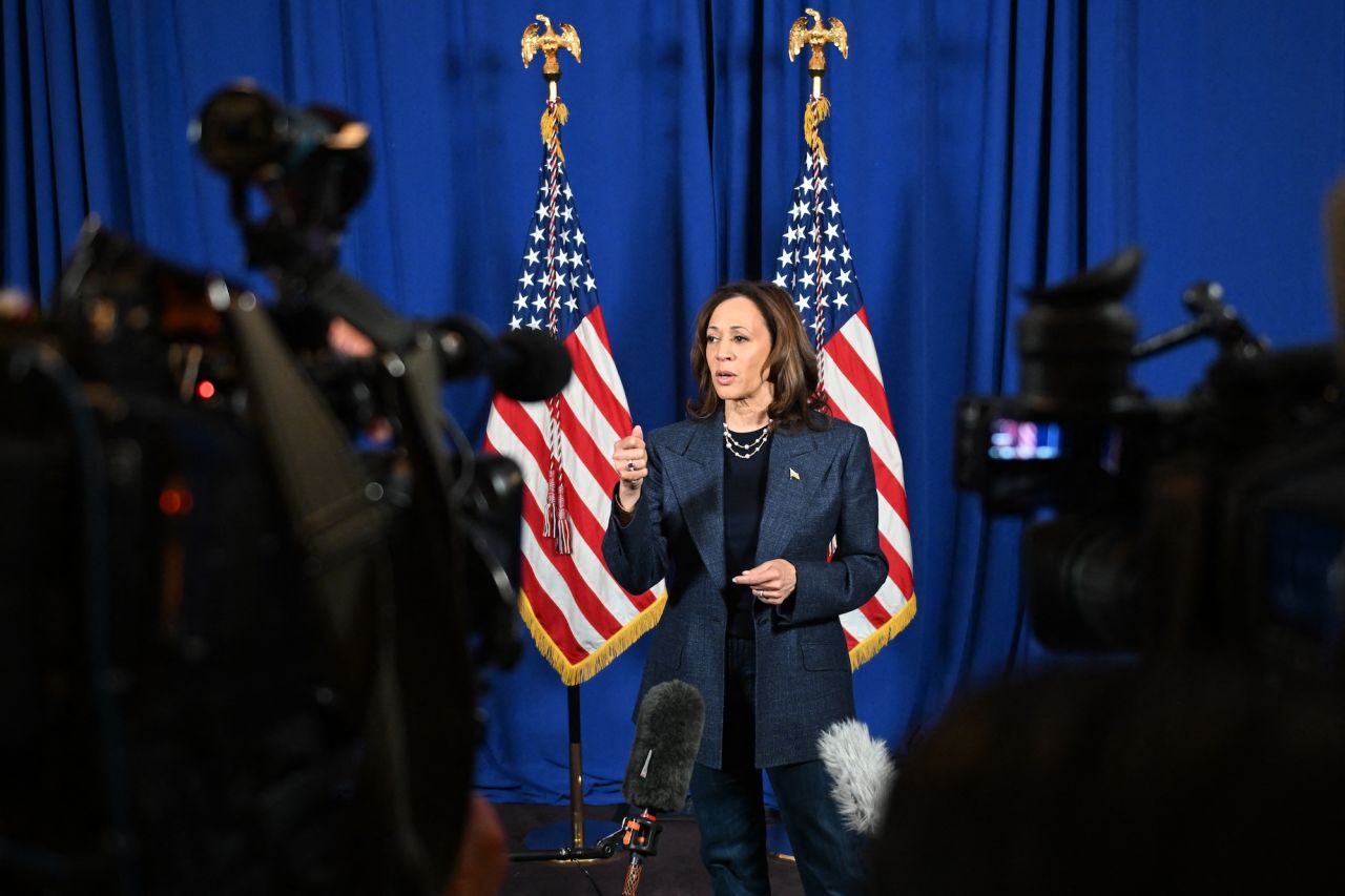 La vicepresidenta Kamala Harris habla con periodistas en Detroit, Michigan, el domingo. (Roberto Schmidt/AFP/Getty Images)