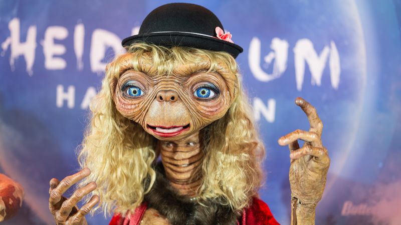 Look of the Week: Heidi Klum arrives at annual Halloween bash in elaborate E.T. costume | CNN