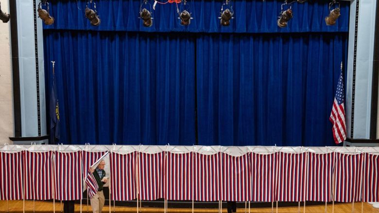 Un hombre sale de una cabina de votación en un centro de votación en Lancaster, New Hampshire, el día de las elecciones, el 5 de noviembre de 2024.