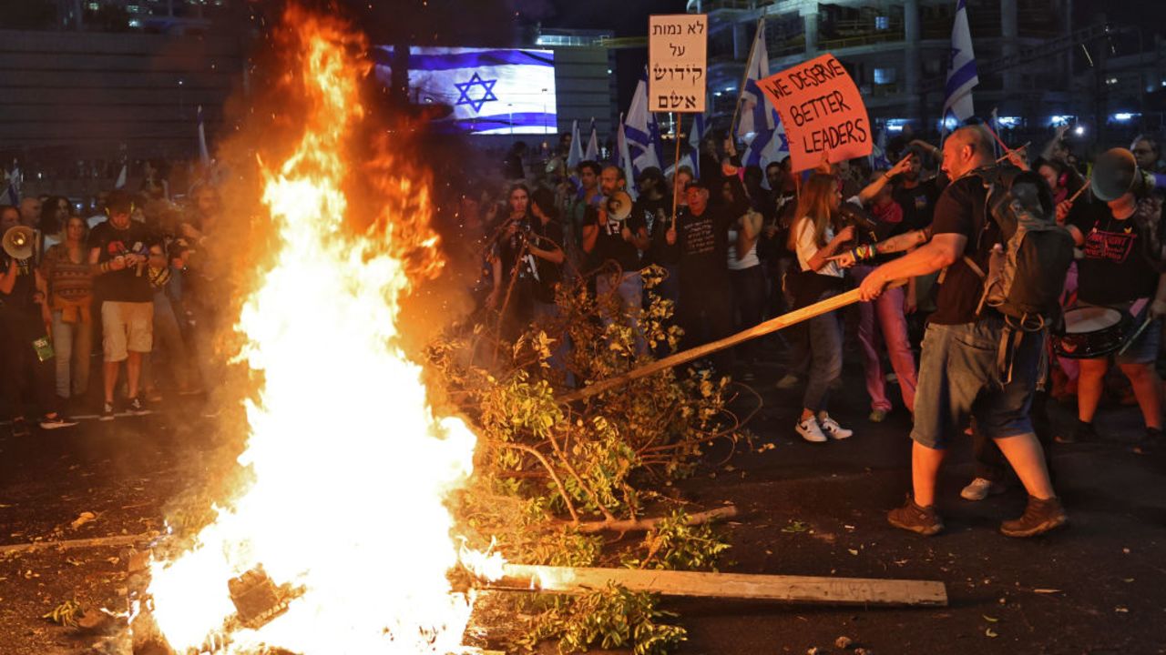 Israelis protestors set a fire as they block a road in Tel Aviv on November 5, 2024, after the dismissal of the defence minister, amid the ongoing war between Israel and the militant Hamas group. Israel's Prime Minister Benjamin Netanyahu fired defence minister Yoav Gallant on November 5, following public differences over the ongoing war in Gaza. (Photo by Jack GUEZ / AFP) (Photo by JACK GUEZ/AFP via Getty Images)