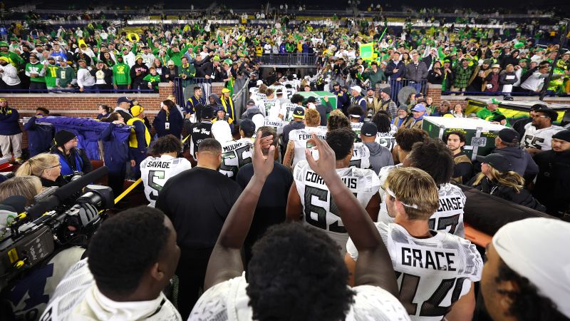 NCAA Football: No. 1 Oregon remains undefeated to start the season with win over Michigan