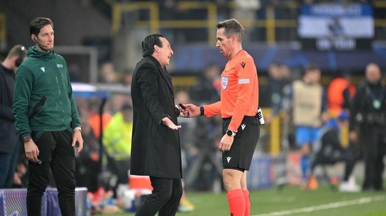 Aston Villa manager Unai Emery argues with German referee Tobias Stieler after the penalty decision.