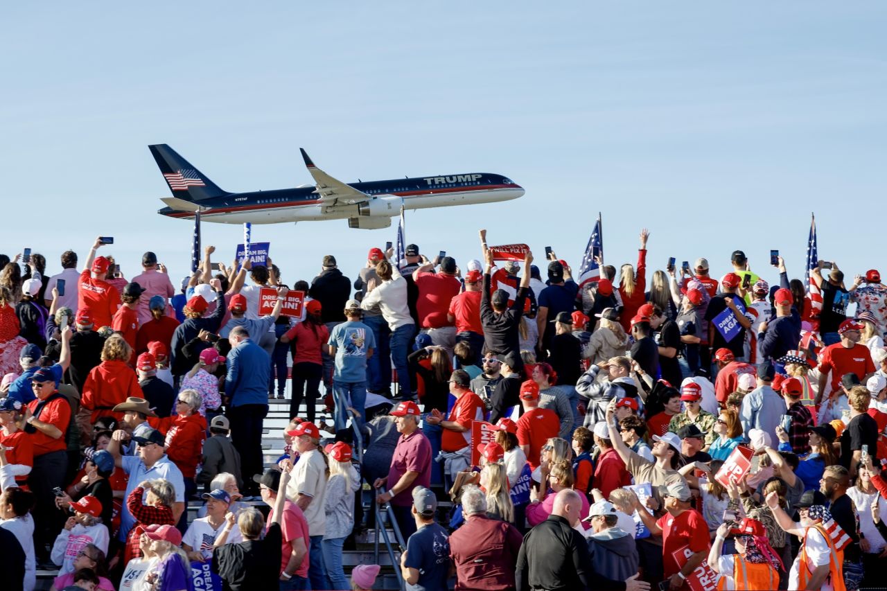 Los partidarios observan mientras el expresidente Donald Trump aterriza antes de un mitin de campaña en Kinston, Carolina del Norte, el domingo. (Chip Somodevilla/Getty Images)