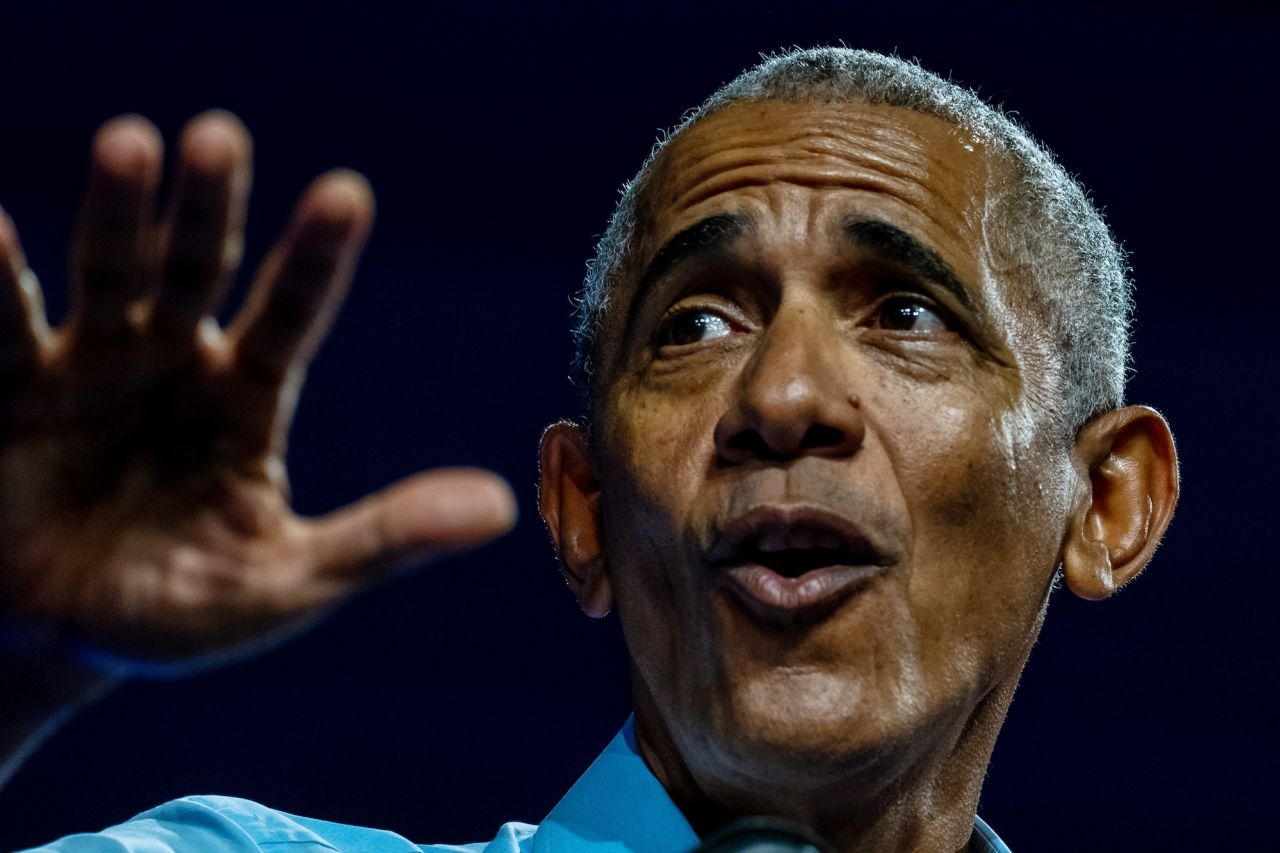 El expresidente Barack Obama habla durante un evento de campaña en apoyo de la vicepresidenta Kamala Harris en Milwaukee, Wisconsin, el domingo. (Spencer Platt/Imágenes Getty)