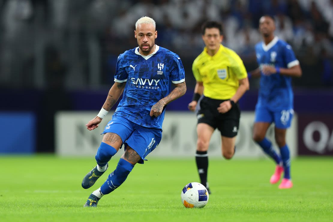 Neymar juega para el Al-Hilal contra el Esteghlal en el Kingdom Arena el 4 de noviembre de 2024 en Riad, Arabia Saudita.