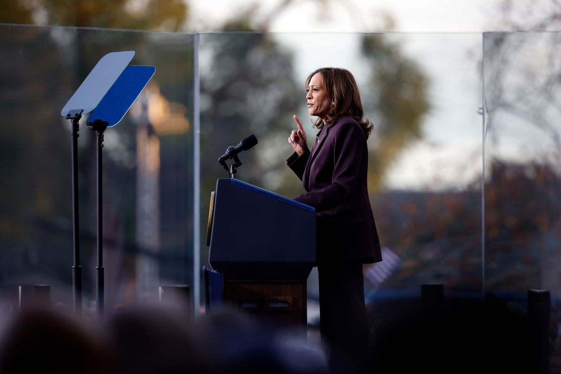 A vice-presidente Kamala Harris admite a eleição na Howard University em Washington, DC, em 6 de novembro de 2024.