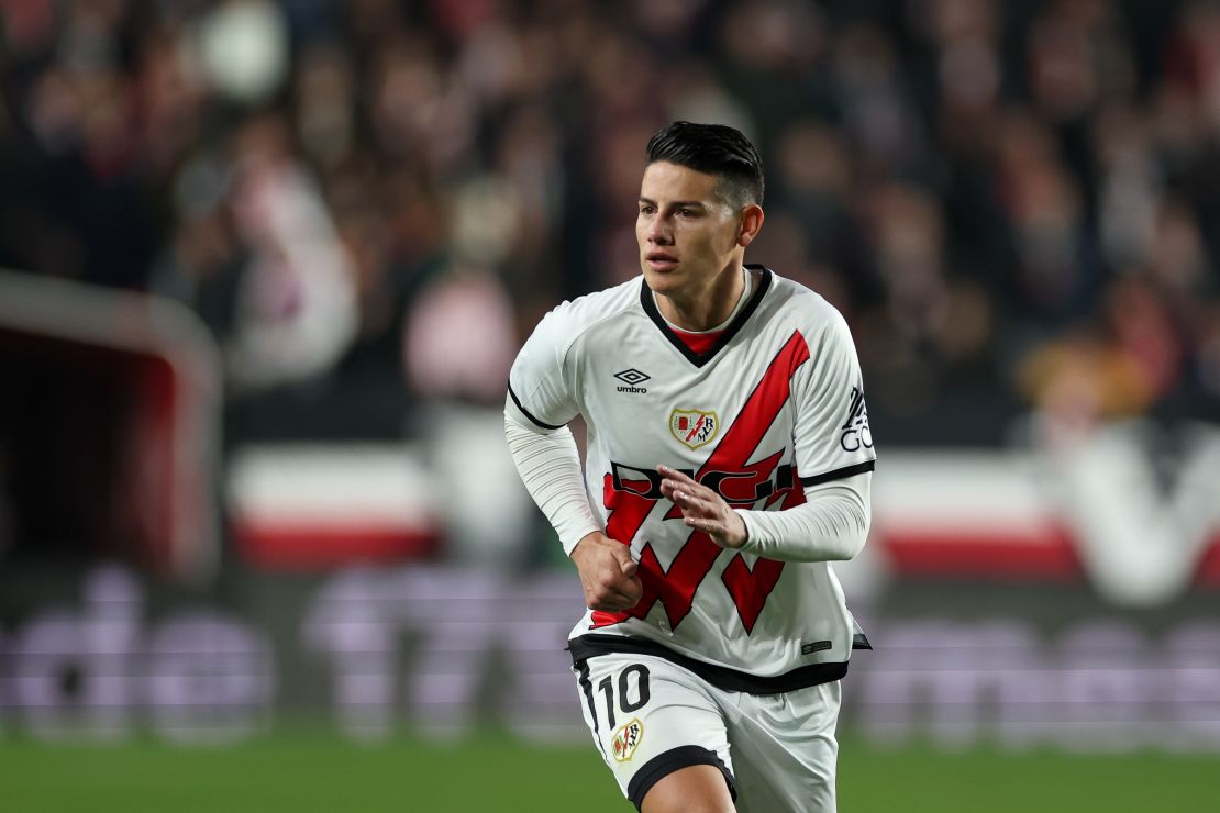 James Rodríguez del Rayo Vallecano mira durante el partido de LaLiga entre Rayo Vallecano y la UD Las Palmas en el Estadio de Vallecas el 8 de noviembre de 2024 en Madrid, España.