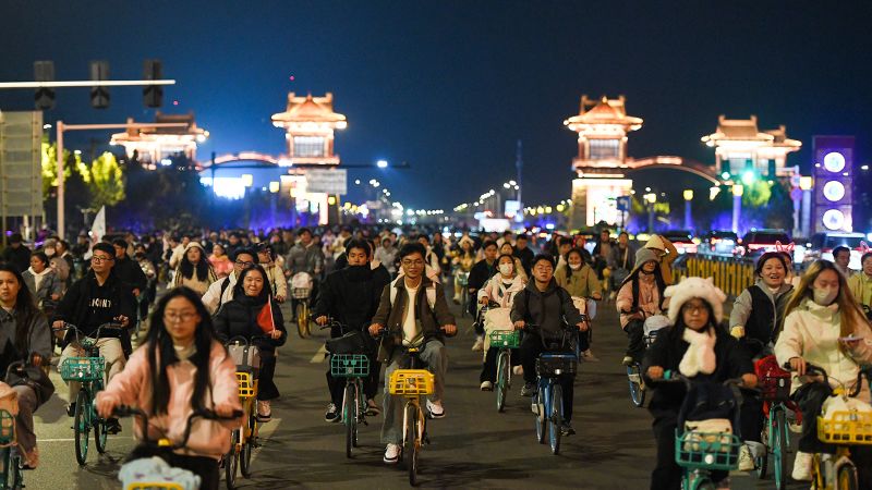 Tens of thousands of Chinese college students went cycling at night. That put the government on edge | CNN