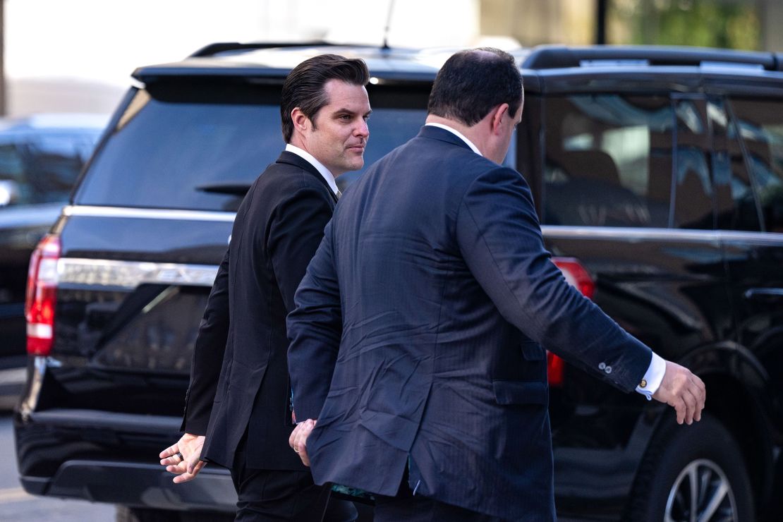 O deputado Matt Gaetz chega com a carreata do presidente eleito Donald Trump no Hyatt Regency Capitol Hill em Washington, DC, em 13 de novembro de 2024.