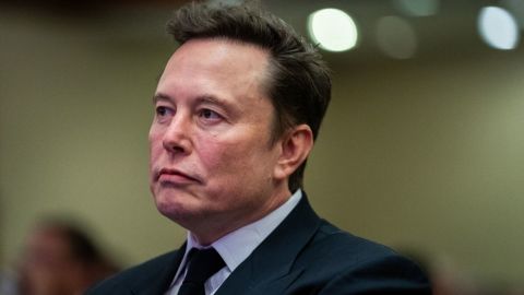 Elon Musk escucha mientras el presidente electo de Estados Unidos, Donald Trump, habla durante una reunión de la Conferencia de Republicanos de la Cámara de Representantes en el Hyatt Regency en Capitol Hill el 13 de noviembre de 2024 en Washington.