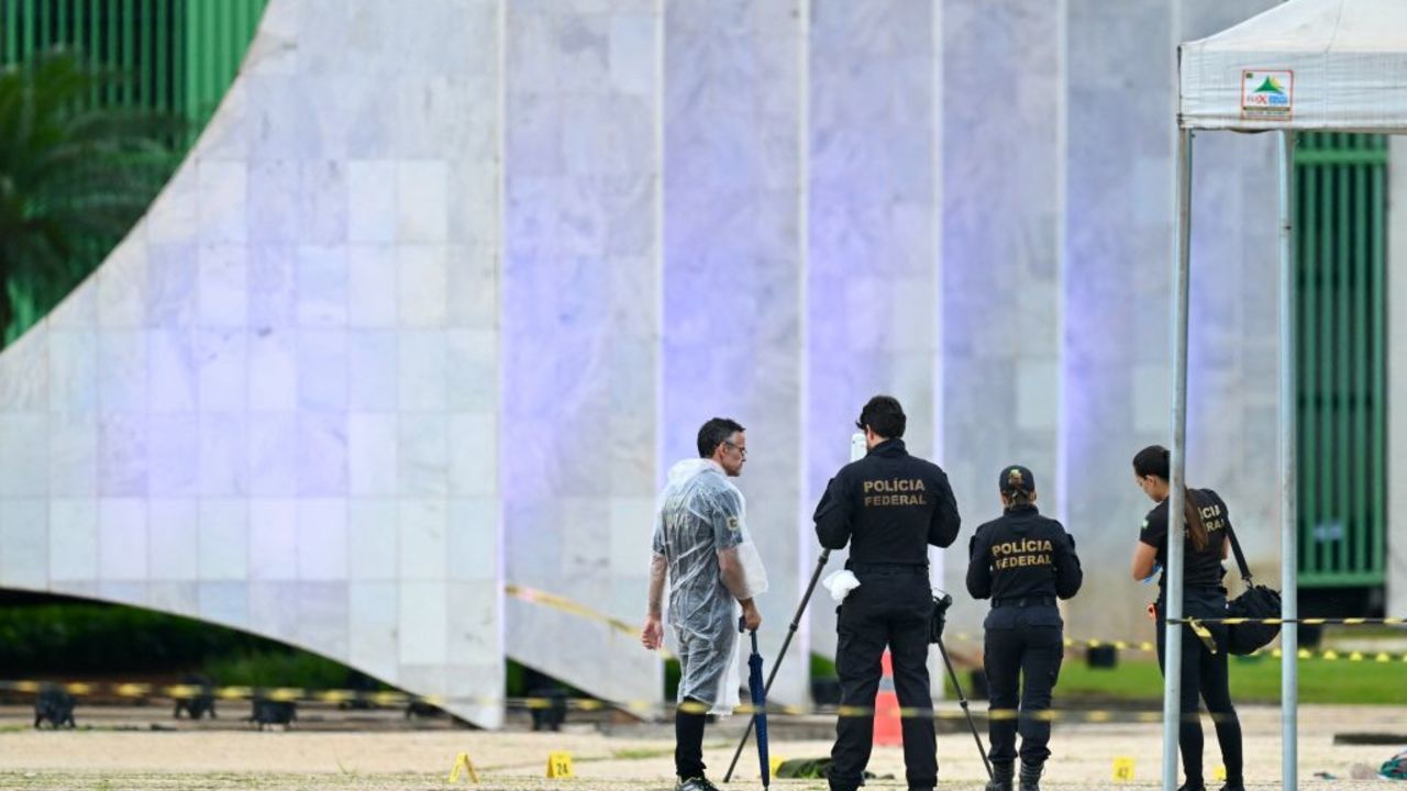 EDITORS NOTE: Graphic content / Brazilian Federal Police forensics stand on November 14, 2024 by the body of man carrying explosives who died in a blast as he attempted to attack Brazil's Supreme Court in Brasilia on November 13, police said, days before the country hosts the G20 summit. Brasilia vice governor said preliminary information suggested it was a "suicide", and came seconds after an explosion in a nearby car that the man was seen getting out of. The man was named as Francisco Wanderley Luiz, a 2020 local council candidate for the Liberal Party of the former president Jair Bolsonaro, according to GloboNews network citing police documents. (Photo by EVARISTO SA / AFP) (Photo by EVARISTO SA/AFP via Getty Images)