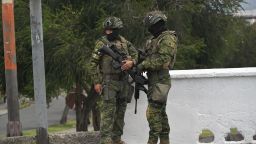 (Imagen ilustrativa). Militares custodian el museo Pumapungo mientras movimientos sociales participan en una marcha contra la XXIX cumbre iberoamericana cerca del museo Pumapungo en Cuenca, Ecuador, el 14 de noviembre de 2024.