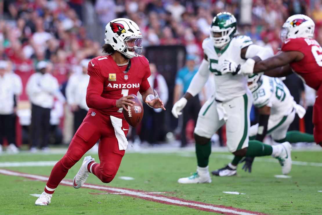 Kyler Murray of the Arizona Cardinals drops back to pass in the first quarter against the New York Jets at State Farm Stadium.