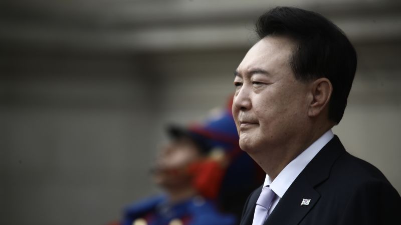 Обявяването на военно положение в стабилна и бурна демокрация беше