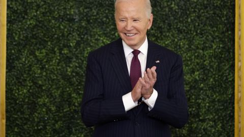 Joe Biden escucha a Jill Biden durante la Cumbre "Del Aula a la Carrera Profesional" en la Sala Este de la Casa Blanca el 13 de noviembre de 2024 en Washington.