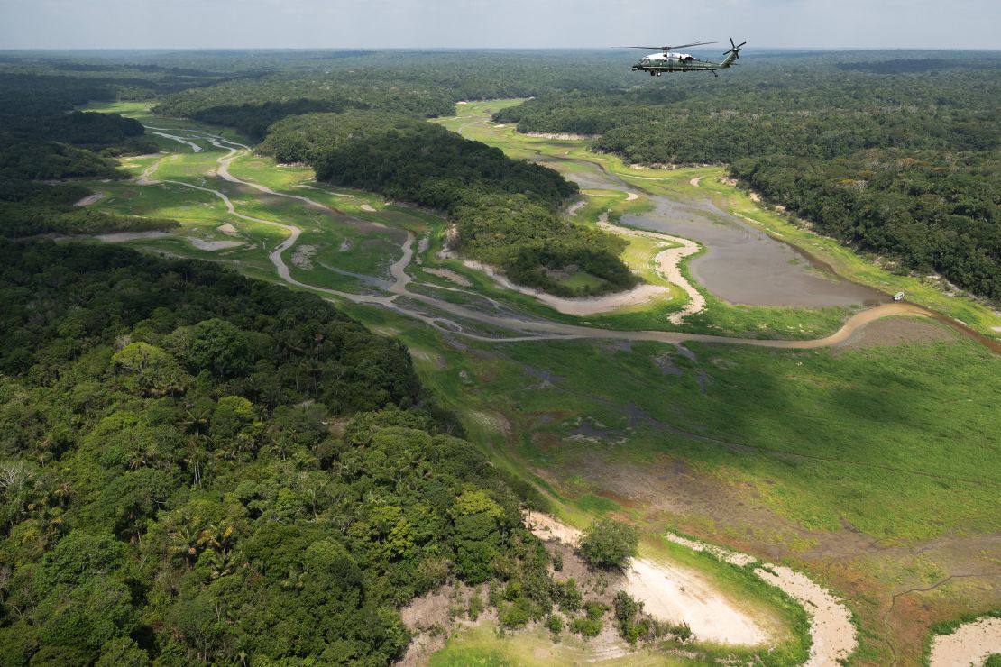 President Joe Biden neemt in Marine One deel aan een luchttour door de Amazone tijdens zijn bezoek aan Manaus, Brazilië, op 17 november 2024.