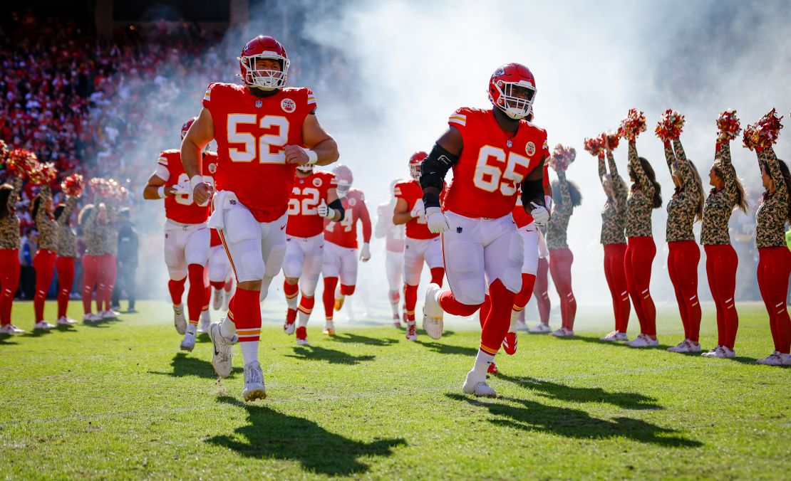 KANSAS CITY, MISSOURI - 10 DE NOVEMBRO: Creed Humphrey nº 52 do Kansas City Chiefs e Trey Smith nº 65 do Kansas City Chiefs entram em campo durante as apresentações dos jogadores antes do jogo contra o Denver Broncos no GEHA Field no Arrowhead Stadium em novembro 10 de outubro de 2024 em Kansas City, Missouri. (Foto de David Eulitt/Getty Images)