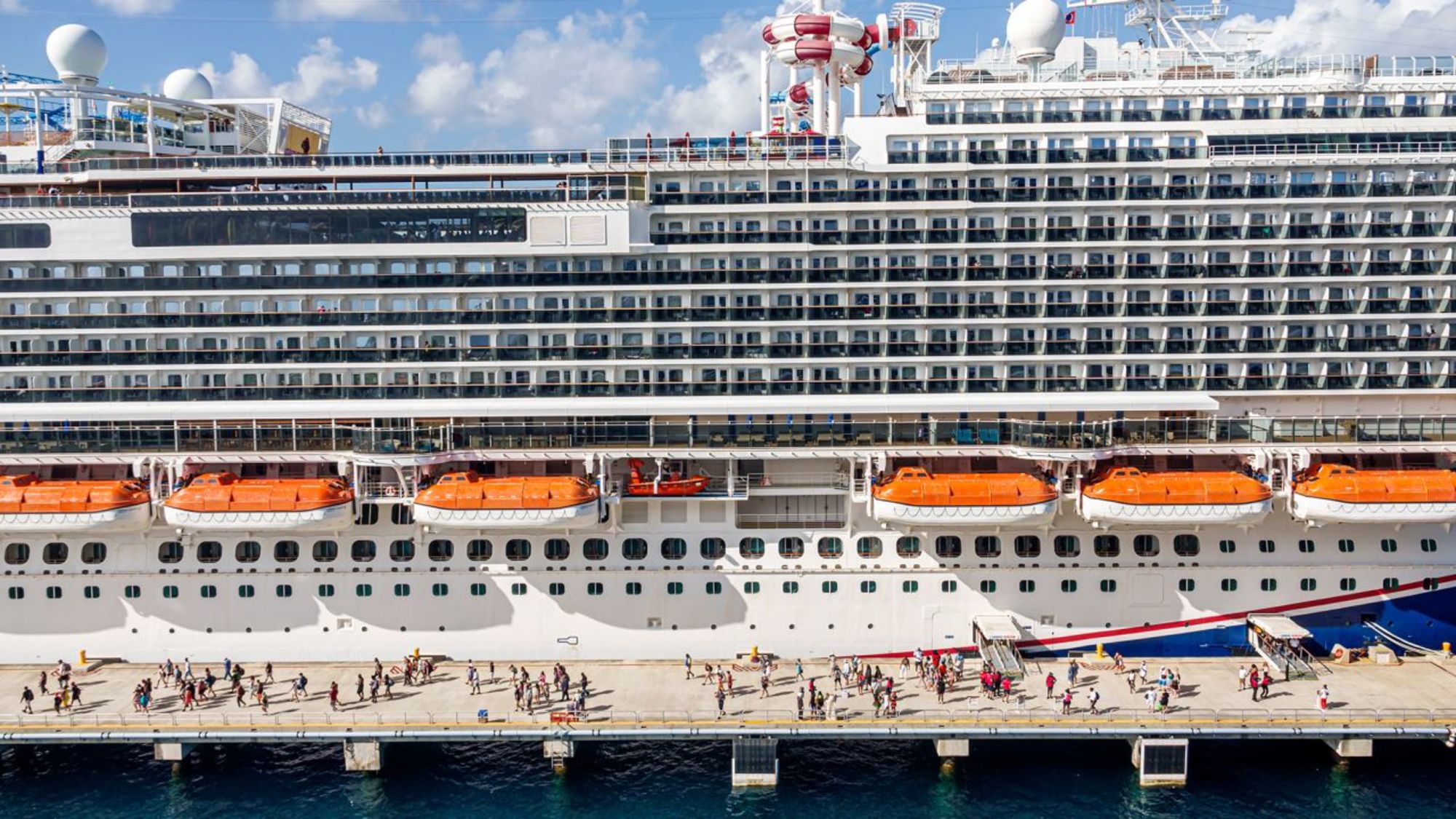 Los cruceros son una forma cada vez más popular de pasar las vacaciones, pero poca gente piensa en lo que pasaría si enfermara a bordo.