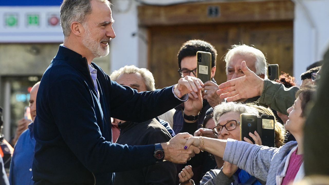 TOPSHOT - Spain's King Felipe VI greets residents during a visit to the flood damaged town of Chiva, in the region of Valencia, eastern Spain, in the aftermath of catastrophic deadly floods, on November 19, 2024. Spain's King Felipe VI and Queen Letizia are returning to visit the area after they were heckled by angry residents during their first visit to the Valencia region where catastrophic floods in October left at least 226 people dead, according to officials. (Photo by JOSE JORDAN / AFP) (Photo by JOSE JORDAN/AFP via Getty Images)