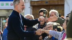 TOPSHOT - Spain's King Felipe VI greets residents during a visit to the flood damaged town of Chiva, in the region of Valencia, eastern Spain, in the aftermath of catastrophic deadly floods, on November 19, 2024. Spain's King Felipe VI and Queen Letizia are returning to visit the area after they were heckled by angry residents during their first visit to the Valencia region where catastrophic floods in October left at least 226 people dead, according to officials. (Photo by JOSE JORDAN / AFP) (Photo by JOSE JORDAN/AFP via Getty Images)