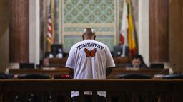 Un hombre habla en apoyo de una propuesta de ordenanza de "ciudad santuario" mientras el Concejo Municipal de Los Ángeles se reúne para considerar la medida en el Ayuntamiento de Los Ángeles, California, el 19 de noviembre de 2024.