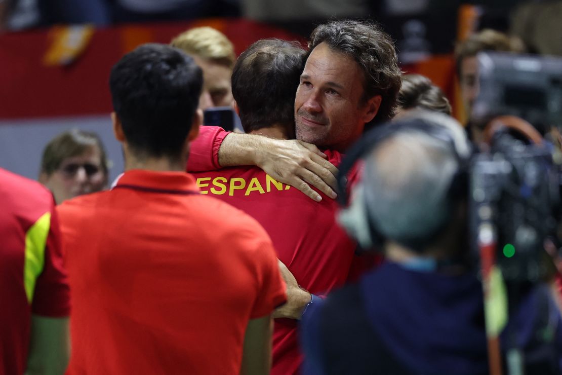 Moyá objal Nadala vo finále Davis Cupu.