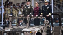 La presidenta de México, Claudia Sheinbaum, asiste al desfile militar conmemorativo del 114 aniversario de la Revolución Mexicana en la plaza del Zócalo de Ciudad de México, el 20 de noviembre de 2024.
