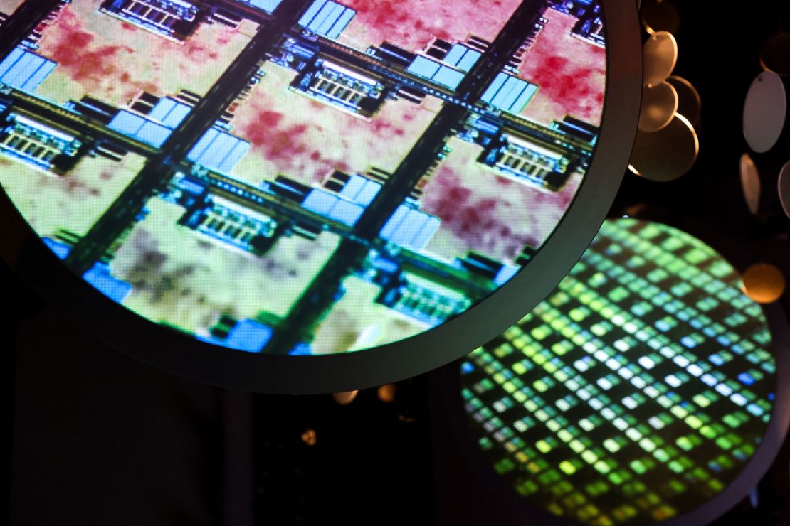 Een elektronische wafer wordt weergegeven in het TSMC Museum of Innovation in Hsinchu, Taiwan, in 2024.